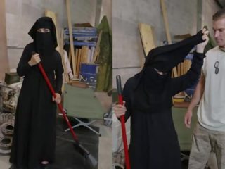 Tour van kont - moslim vrouw sweeping vloer krijgt noticed door concupiscent amerikaans soldier
