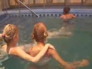 Πειρασμός lezzies σε ο κολυμπώντας πισίνα