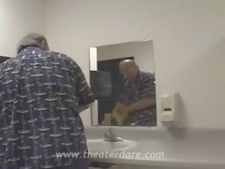 Nyata wanita jalang mengisap penis di toilet