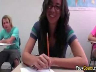 Lesbiete studenti ēst vāvere par kamera