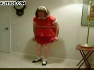 Lewd trans-seksuaal sisse punane kleit sai a mänguasi