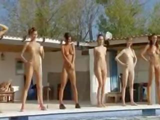 Six meztelen lányok által a medence -től italia
